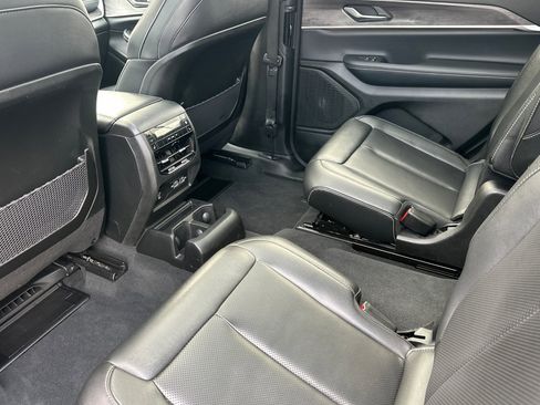 Used 2024 Jeep Grand Cherokee L Limited w/ Luxury Tech Group II image 4