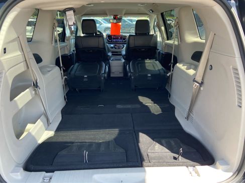Used 2024 Chrysler Pacifica Touring-L FWD image 13