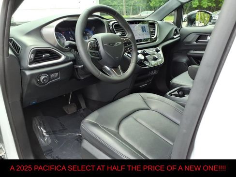 Used 2025 Chrysler Pacifica Select FWD image 14