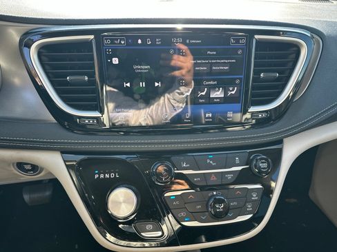Used 2023 Chrysler Pacifica Touring-L FWD image 12