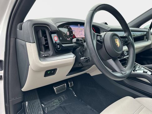 Used 2024 Porsche Cayenne Base image 20