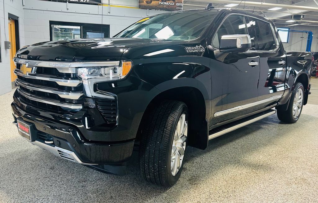 Used 2024 Chevrolet Silverado 1500 High Country w/ Technology Package AWD/4WD image 3