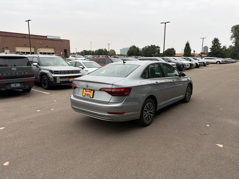 Used 2019 Volkswagen Jetta SE w/ Cold Weather Package FWD image 2