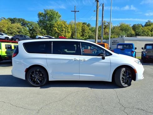 New 2026 Chrysler Pacifica Select w/ S Appearance Package image 3