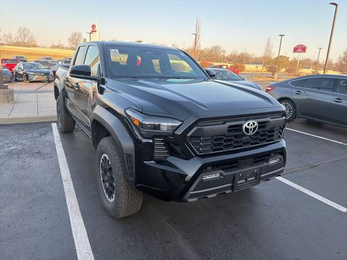 Used 2024 Toyota Tacoma TRD Off-Road image 4