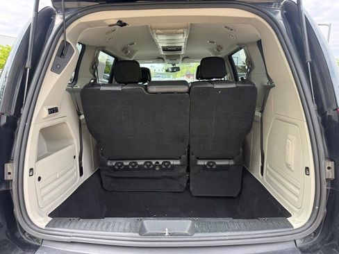 Used 2014 Chrysler Town & Country Touring-L FWD image 5