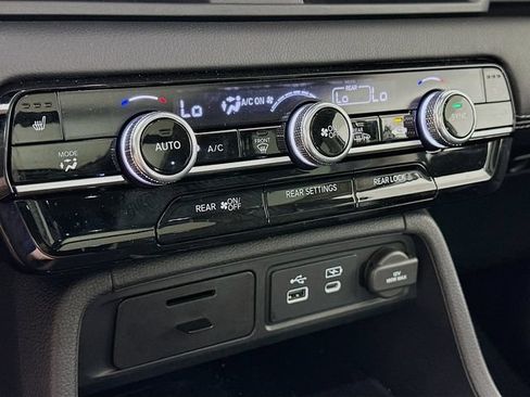 Used 2025 Honda Pilot Touring image 21