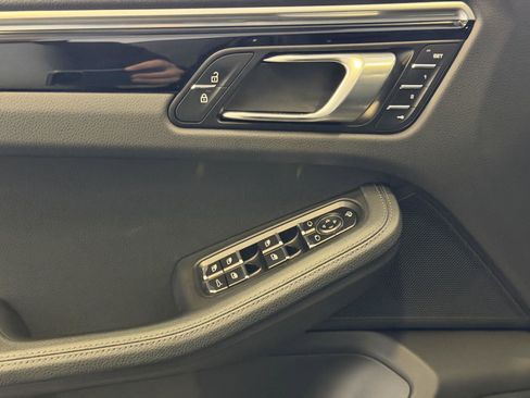 Certified 2022 Porsche Macan image 14