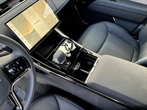 Used 2025 Land Rover Range Rover Sport SE image 17