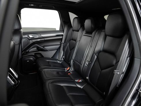 Used 2017 Porsche Cayenne S image 18