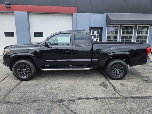 Used 2017 Toyota Tacoma SR5 RWD image 3