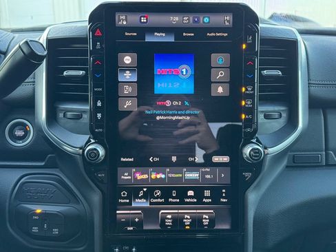 Used 2025 RAM 2500 Laramie AWD/4WD image 2