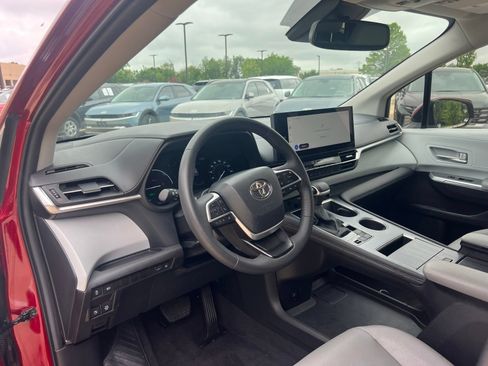 Used 2025 Toyota Sienna XLE FWD image 25