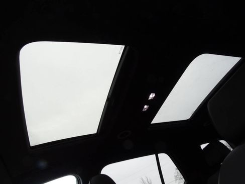 Used 2022 Chevrolet Traverse RS image 14