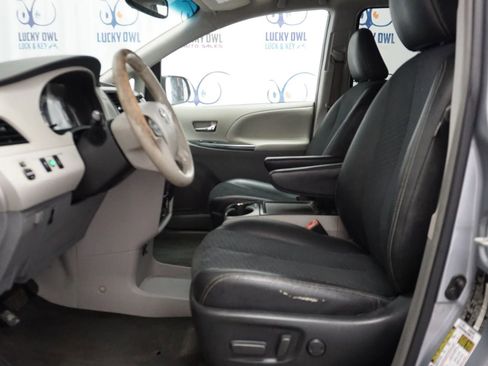 Used 2014 Toyota Sienna SE FWD image 10