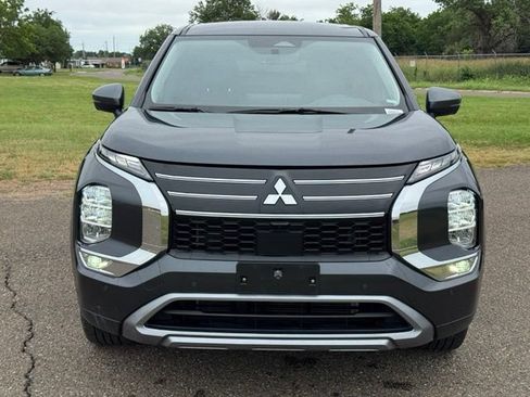 Used 2025 Mitsubishi Outlander SE FWD image 2