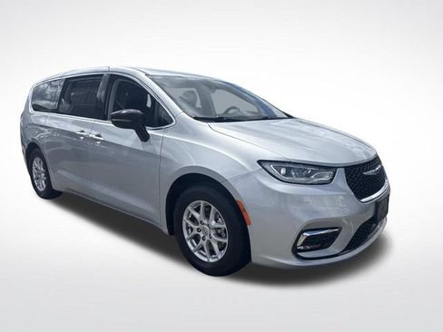 Used 2024 Chrysler Pacifica Touring-L FWD image 10