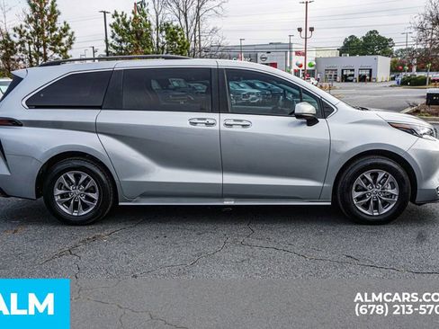Used 2024 Toyota Sienna XLE image 9