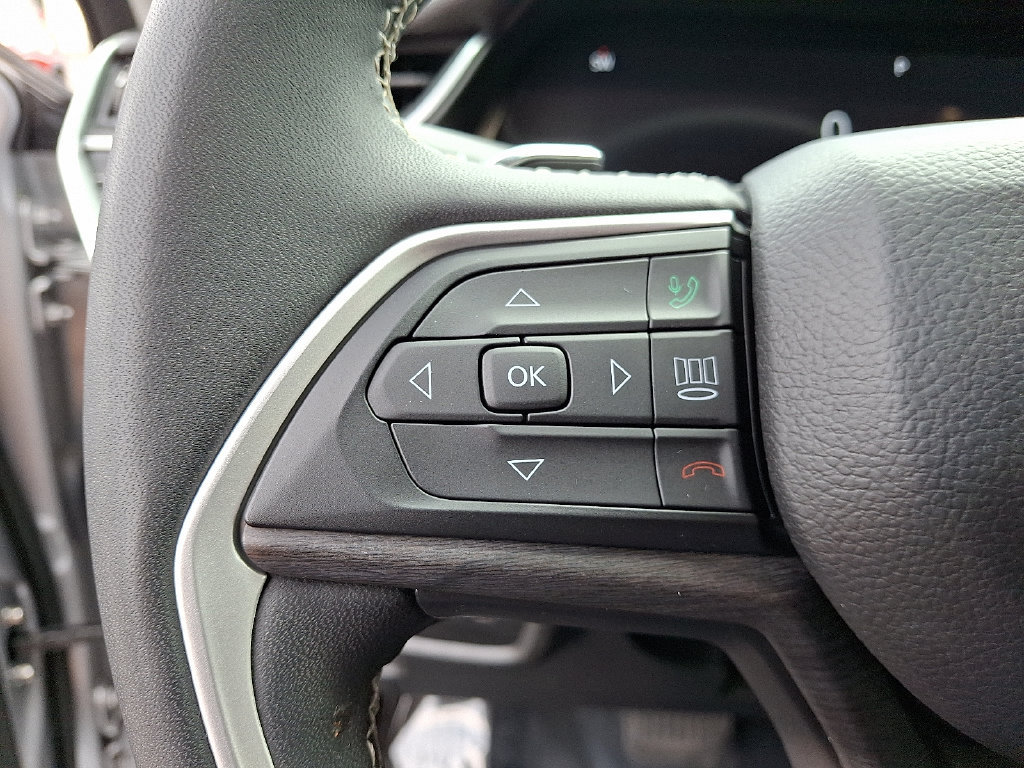 Used 2023 Jeep Grand Cherokee Limited AWD/4WD image 22