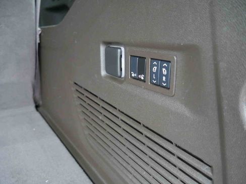 Used 2024 GMC Yukon XL Denali w/ Advanced Technology Package image 9