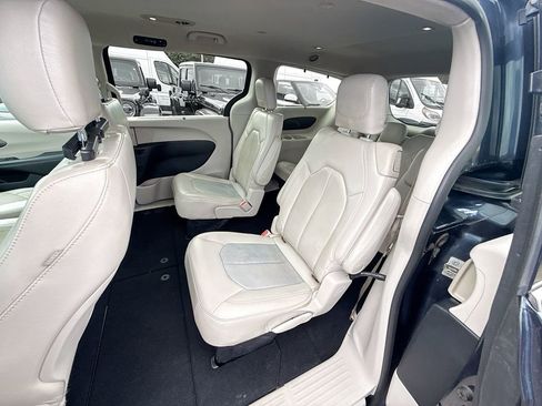 Used 2020 Chrysler Pacifica Touring-L w/ Advanced Safetytec Group FWD image 27