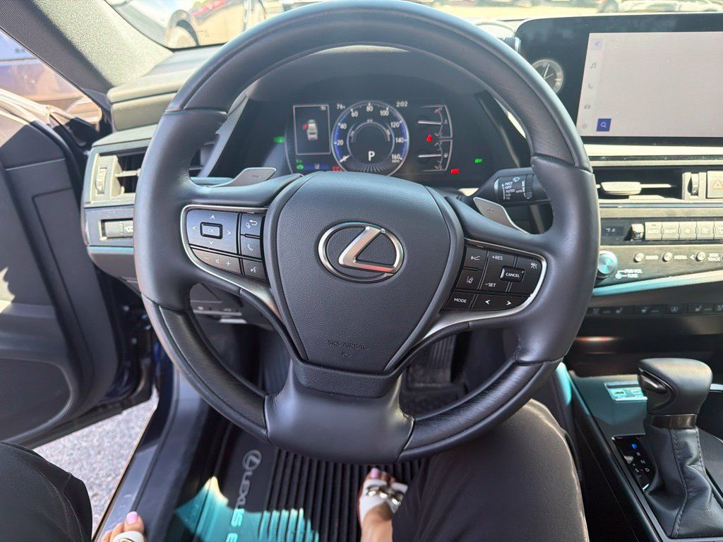Used 2025 Lexus ES 300h Ultra Luxury FWD image 15