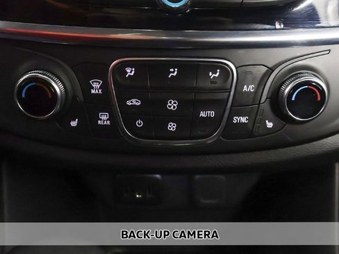 Used 2023 Chevrolet Traverse LT w/ Rear Camera Mirror Package image 6