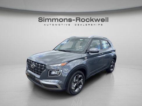 Used 2025 Hyundai Venue SEL FWD image 2