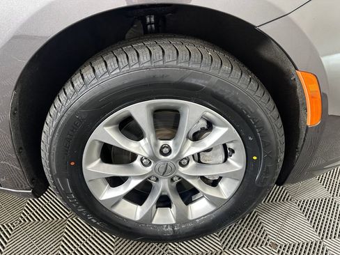 Used 2023 Chrysler Pacifica Touring-L AWD/4WD image 31