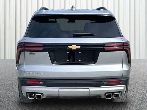 Used 2025 Chevrolet Traverse LT image 4