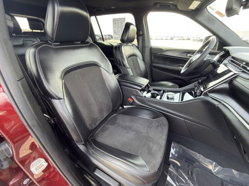 Used 2023 Jeep Grand Cherokee L Laredo image 12