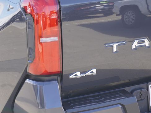 Used 2025 Toyota Tacoma SR5 AWD/4WD image 9