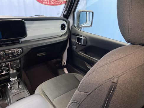 Used 2024 Jeep Wrangler Sahara image 21