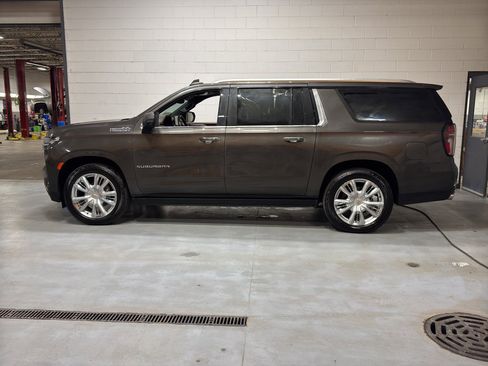 Used 2021 Chevrolet Suburban High Country w/ Premium Package image 2