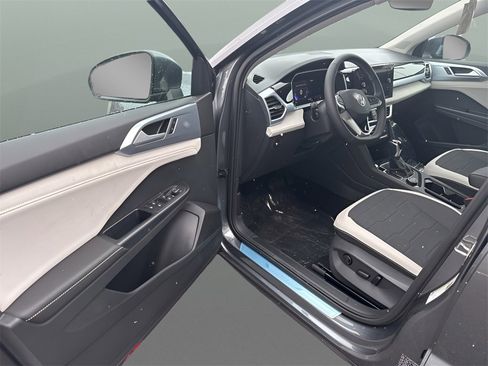 New 2026 Volkswagen Taos SE image 15