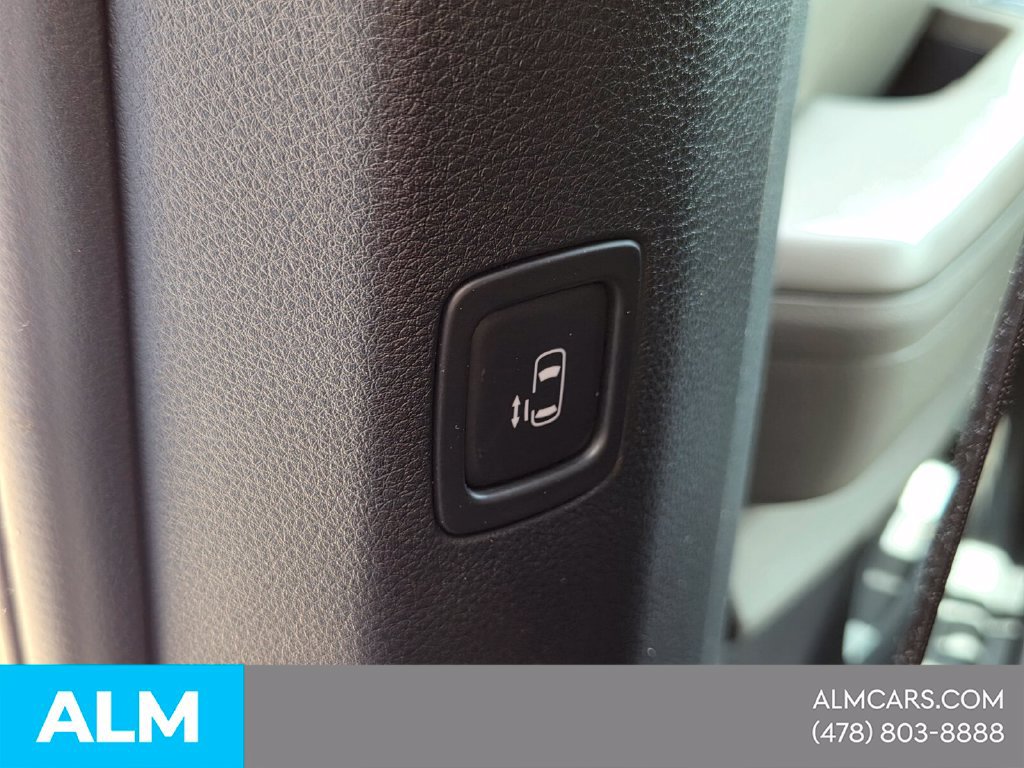 Used 2025 Kia Carnival FWD image 8
