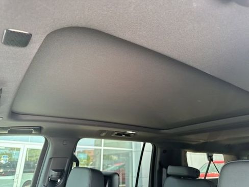 Certified 2024 Chevrolet Suburban Z71 w/ Luxury Package AWD/4WD image 11