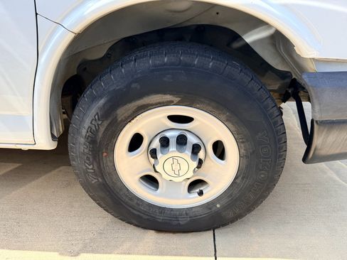 Used 2016 Chevrolet Express 2500 RWD image 31