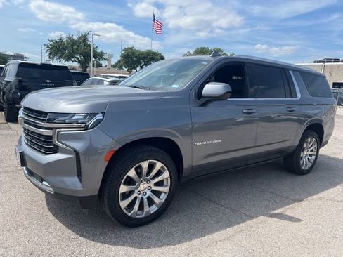 Used 2021 Chevrolet Suburban LT RWD image 2
