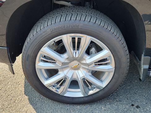 Used 2023 Chevrolet Silverado 1500 High Country w/ High Country Premium Package AWD/4WD image 7