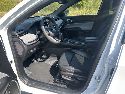 Used 2024 Jeep Compass Latitude image 12