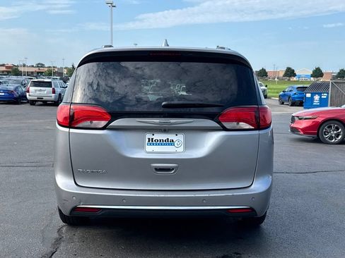 Used 2018 Chrysler Pacifica Touring-L FWD image 6
