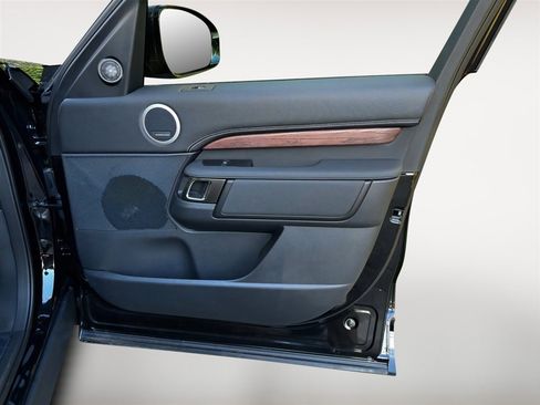 New 2025 Land Rover Discovery Dynamic SE image 22