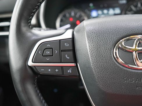 Used 2024 Toyota Highlander XLE AWD/4WD image 25