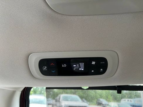 Used 2019 Chrysler Pacifica Touring-L FWD image 14