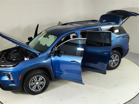 Used 2025 Chevrolet Traverse LT w/ Driver Confidence Package image 25