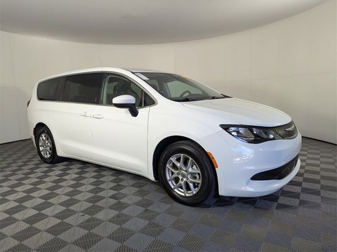 Used 2022 Chrysler Voyager LX image 2