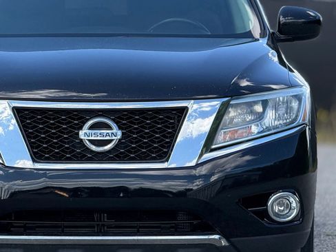 Used 2015 Nissan Pathfinder SV w/ Trailer Tow Package FWD image 12
