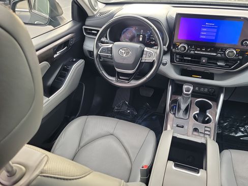 Used 2023 Toyota Highlander Limited image 12
