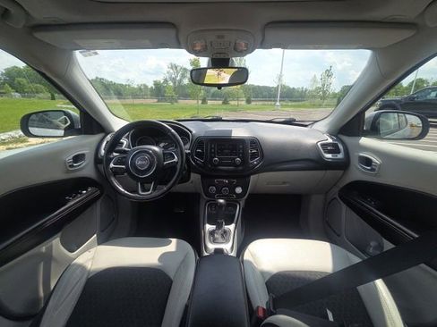Used 2018 Jeep Compass Latitude FWD image 19